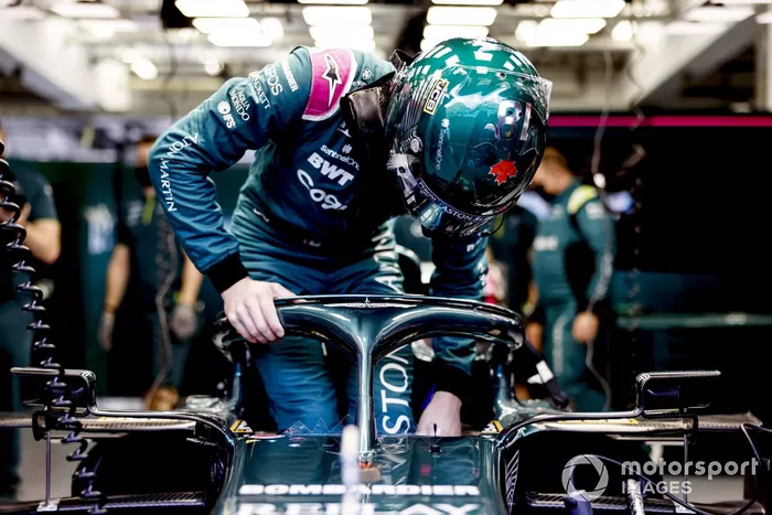 Lance Stroll, Aston Martin, monte dans sa monoplace