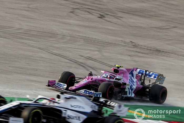 George Russell, Williams FW43, pasa al lado de Lance Stroll, Racing Point RP20, que se sale de pista