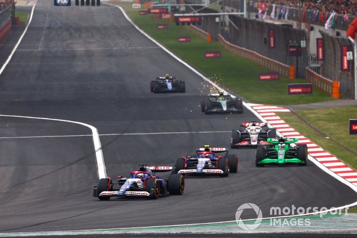 Daniel Ricciardo, RB F1 Team VCARB 01, Yuki Tsunoda, RB F1 Team VCARB 01, Zhou Guanyu, Kick Sauber C44