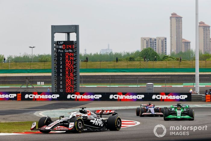 Kevin Magnussen, Haas VF-24, Valtteri Bottas, Kick Sauber C44, seguido de Daniel Ricciardo, RB F1 Team VCARB 01 