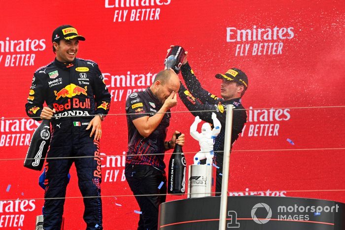 Podio: Gianpiero Lambiase, Ingeniero de carreras de Red Bull Racing, tercer lugar Sergio Pérez, Red Bull Racing, ganador de la carrera Max Verstappen, Red Bull Racing