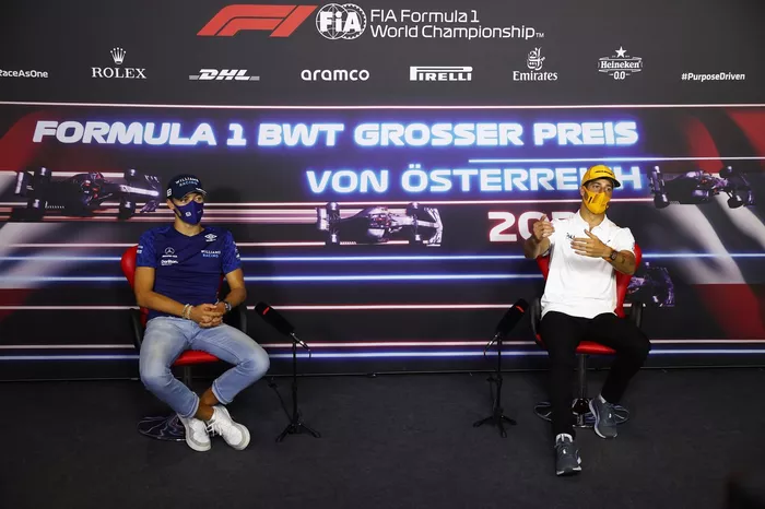 George Russell, Williams Daniel Ricciardo, McLaren durante la conferencia de prensa