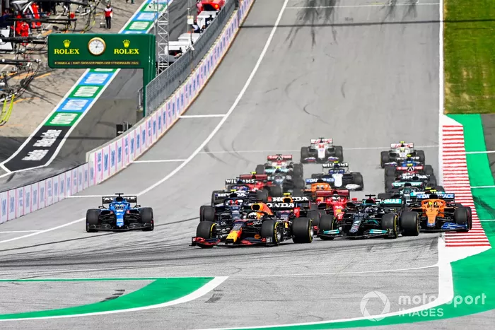 Arrancada Max Verstappen, Red Bull Racing RB16B, Lewis Hamilton, Mercedes W12, Lando Norris, McLaren MCL35M, Sergio Pérez, Red Bull Racing RB16B, Valtteri Bottas, Mercedes W12 y el resto del pelotón