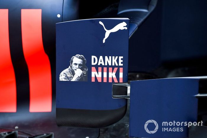 Gracias Niki en el lateral del Red Bull Racing RB15 en homenaje a Niki Lauda.