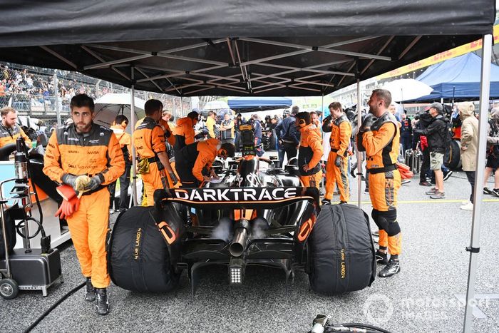 Mecánicos en la parrilla del Sprint con el coche de Lando Norris, McLaren MCL60