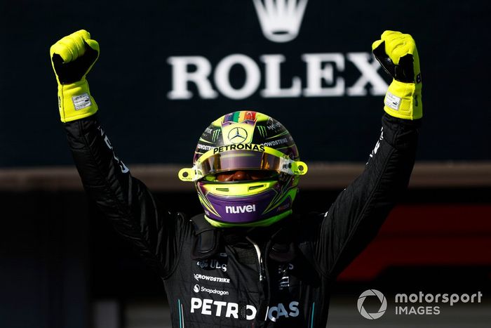 El hombre de la pole, Lewis Hamilton, Mercedes-AMG, lo celebra en el Parc Ferme