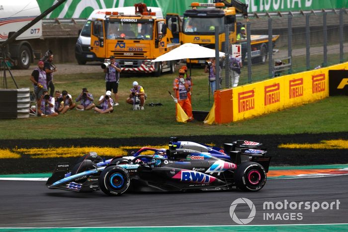Daniel Ricciardo, RB F1 Team VCARB 01, lucha con Pierre Gasly, Alpine A524