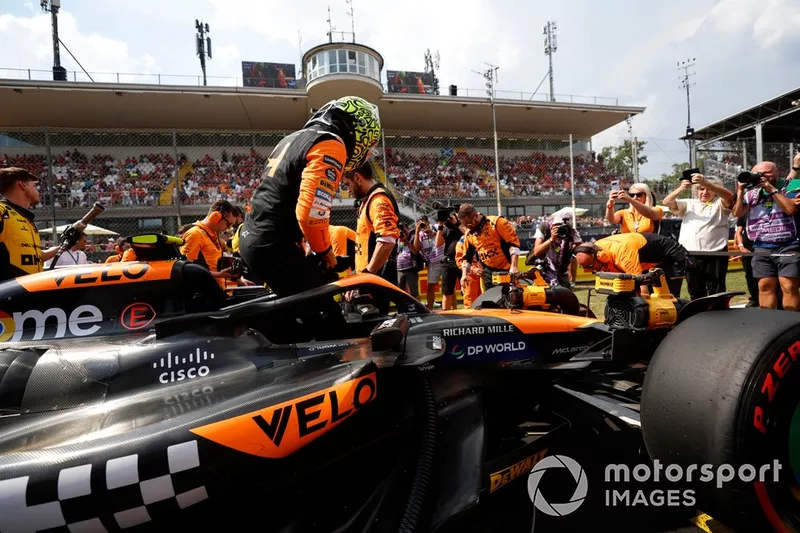 Lando Norris, McLaren F1 Team, sort de la voiture sur la grille de départ 