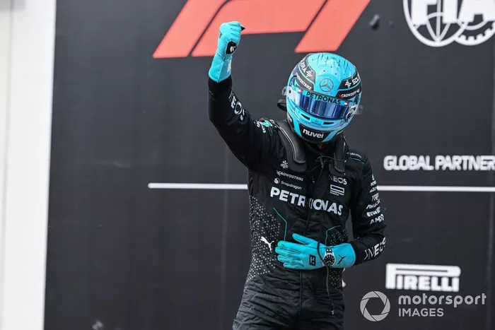 El hombre de la pole, George Russell, del equipo Mercedes-AMG F1, celebra su llegada al Parc Ferme