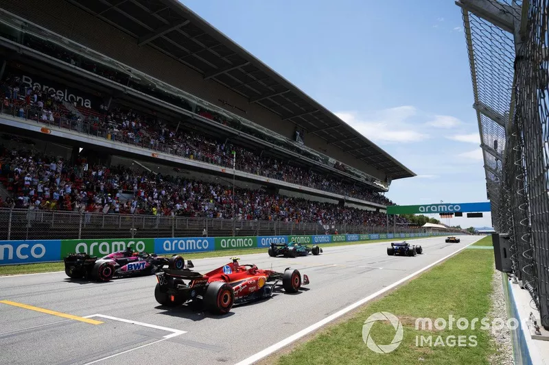 Fernando Alonso, Aston Martin AMR24, Esteban Ocon, Alpine A524, Carlos Sainz, Ferrari SF-24, practican sus procedimientos de salida de carrera al final de la FP3.