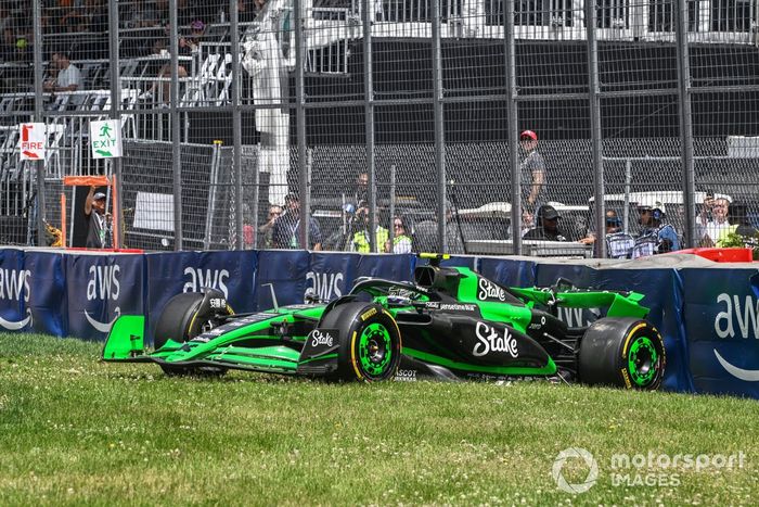 Zhou Guanyu, Stake F1 Team Kick Sauber C44, en la hierba tras caerse en la sesión