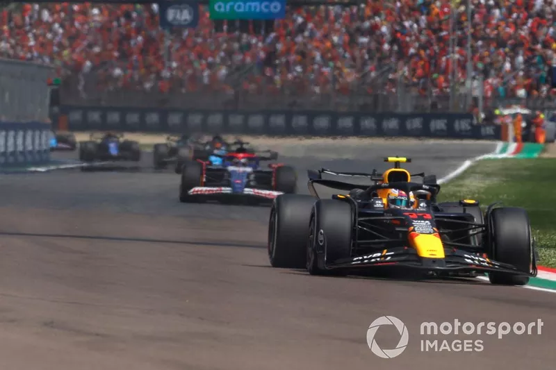 Sergio Perez, Red Bull Racing RB20, Daniel Ricciardo, RB F1 Team VCARB 01, Esteban Ocon, Alpine A524