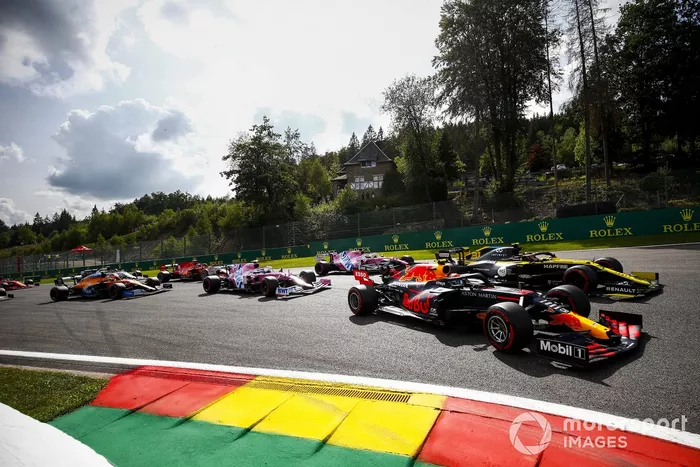 Alex Albon, Red Bull Racing RB16 y Esteban Ocon, Renault F1 Team R.S.20 al inicio