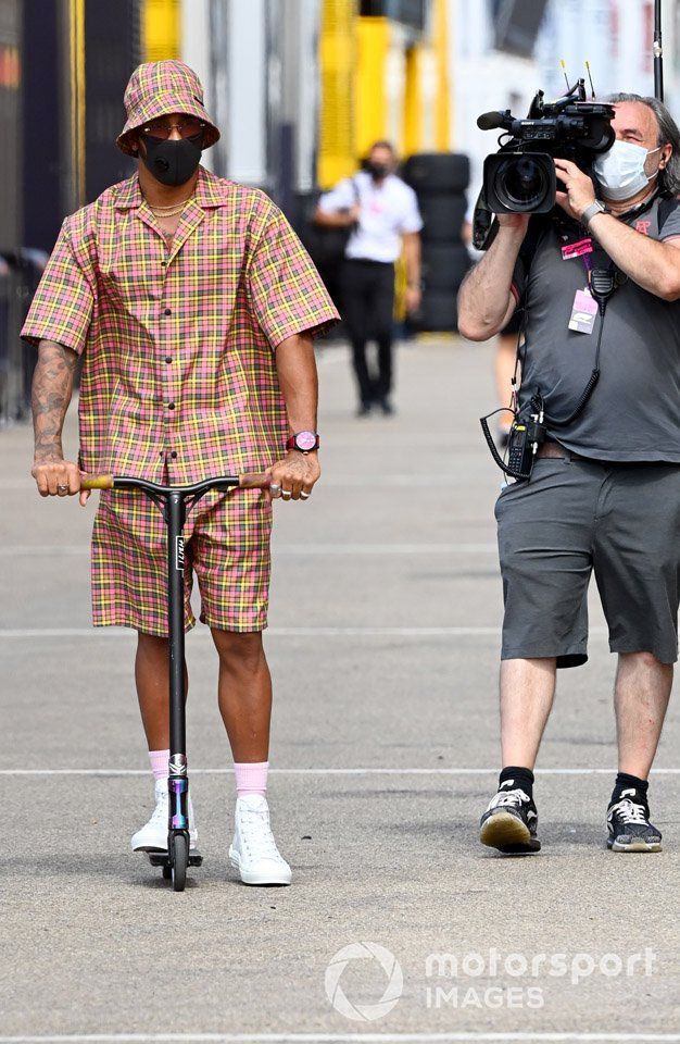 Lewis Hamilton, Mercedes-AMG F1 en un patinete