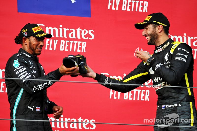 Podio: tercer lugar Daniel Ricciardo, Renault F1 Team, ganador de la carrera Lewis Hamilton, Mercedes F1 celebra con un zapato