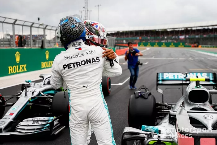 Ganador de la pole Valtteri Bottas, Mercedes AMG F1 y Lewis Hamilton, Mercedes AMG F1 en Parc Ferme 