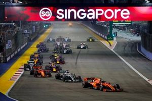 Charles Leclerc, Ferrari SF90 devant Lewis Hamilton, Mercedes AMG F1 W10, Sebastian Vettel, Ferrari SF90, Valtteri Bottas, Mercedes AMG W10 et Max Verstappen, Red Bull Racing RB15 au départ