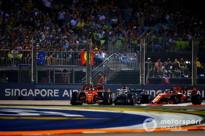 Charles Leclerc, Ferrari SF90, precede Lewis Hamilton, Mercedes AMG F1 W10, e Sebastian Vettel, Ferrari SF90, all'inizio della gara