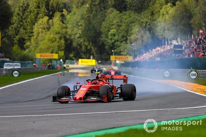Charles Leclerc, Ferrari SF90, precede Sebastian Vettel, Ferrari SF90