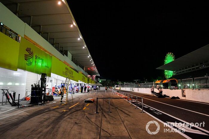McLaren desmonta su muro de boxes antes de la llegada del tifón Hagibis
