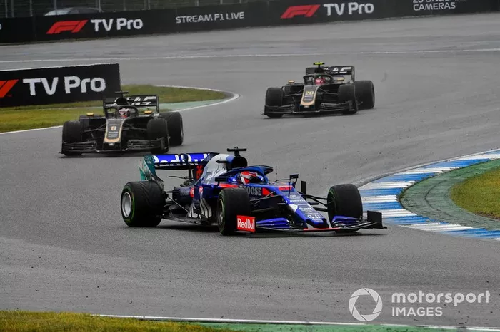 Daniil Kvyat, Toro Rosso STR14, lidera Romain Grosjean, Haas F1 Team VF-19, y Kevin Magnussen, Haas F1 Team VF-19