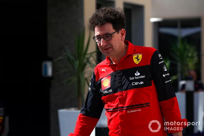 Mattia Binotto, director del equipo Ferrari, llega al paddock