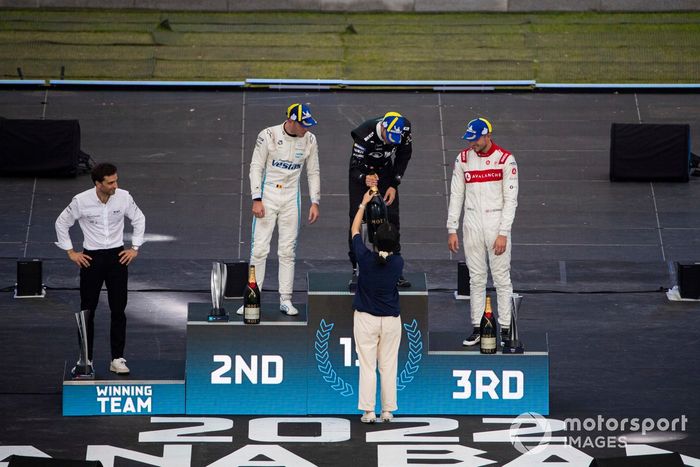 Podio: Jerome d'Ambrosio, jefe de ROKiT Venturi Racing, Stoffel Vandoorne, Mercedes-Benz EQ, segundo, el ganador Edoardo Mortara, Venturi Racing, Jake Dennis, Andretti Motorsport, tercero