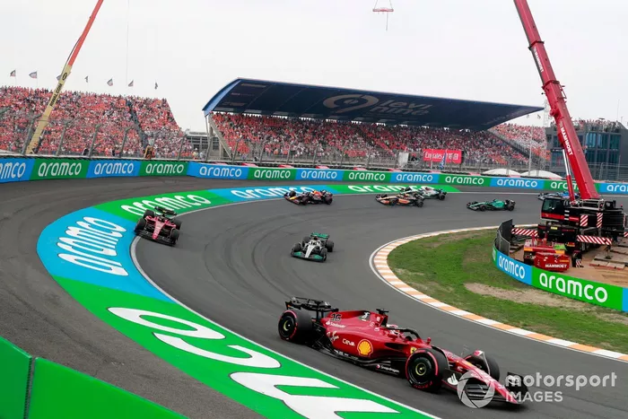 Charles Leclerc, Ferrari F1-75, Carlos Sainz, Ferrari F1-75, Lewis Hamilton, Mercedes W13, Sergio Pérez, Red Bull Racing RB18