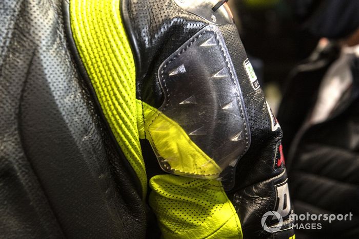 Valentino Rossi, Petronas Yamaha SRT, con aletas en el traje de cuero