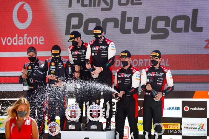 Podio: Ganador de la carrera Elfyn Evans, Scott Martin, Toyota Gazoo Racing WRT Toyota Yaris WRC, segundo lugar Dani Sordo, Borja Rozada, Hyundai Motorsport Hyundai i20 Coupe WRC, tercer lugar Sébastien Ogier, Julien Ingrassia, Toyota Gazoo Racing WRT Toyota Yaris WRC