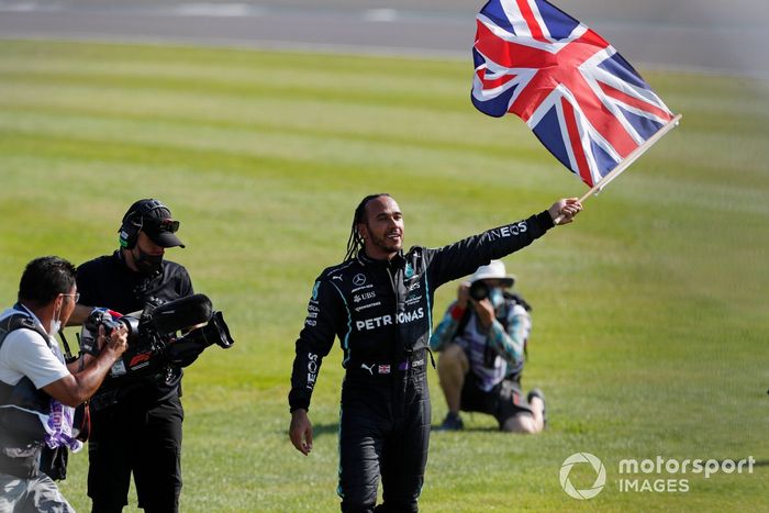 Ganador Lewis Hamilton, Mercedes W12 con la bandera de Gran Bretaña