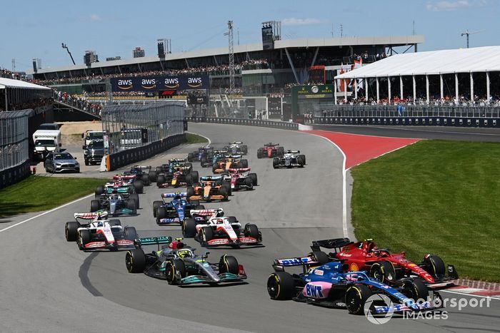 Fernando Alonso, Alpine A522, Carlos Sainz, Ferrari F1-75, Lewis Hamilton, Mercedes W13, Kevin Magnussen, Haas VF-22, Mick Schumacher, Haas VF-22, al inicio