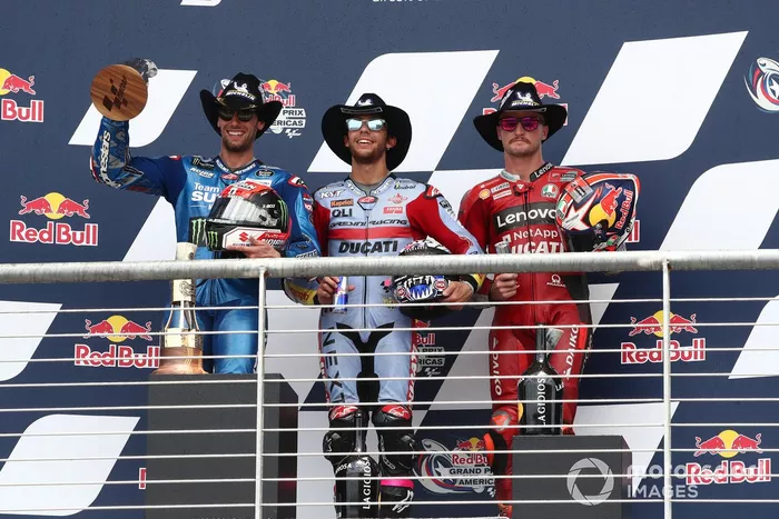 Podio: ganador Enea Bastianini, Gresini Racing, segundo lugar Alex Rins, Team Suzuki MotoGP, tercer lugar Jack Miller, Ducati Team