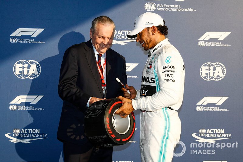 Pole Sitter Lewis Hamilton, Mercedes AMG F1 receives the Pirelli Pole Position Award in Parc Ferme from Alan Jones, Former F1 World Champion