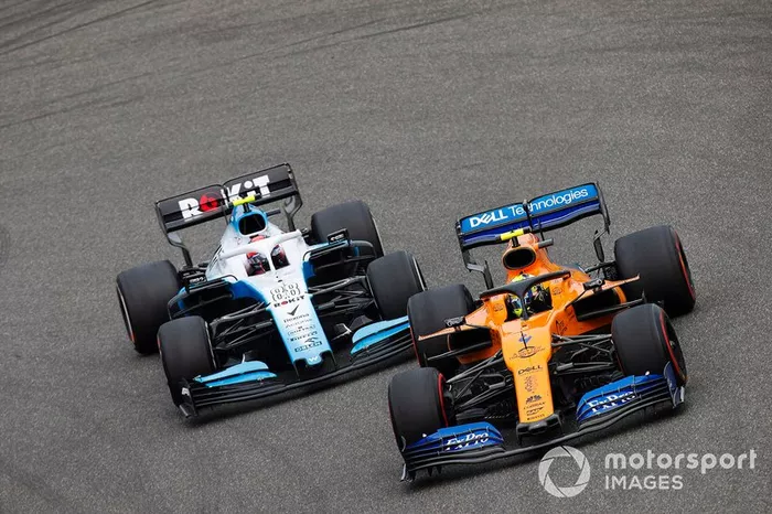 Lando Norris, McLaren MCL34, precede Robert Kubica, Williams FW42