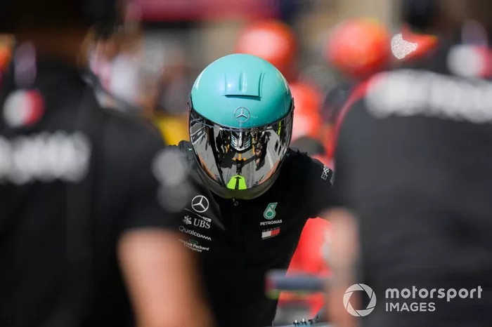 Un mecánico de Mercedes