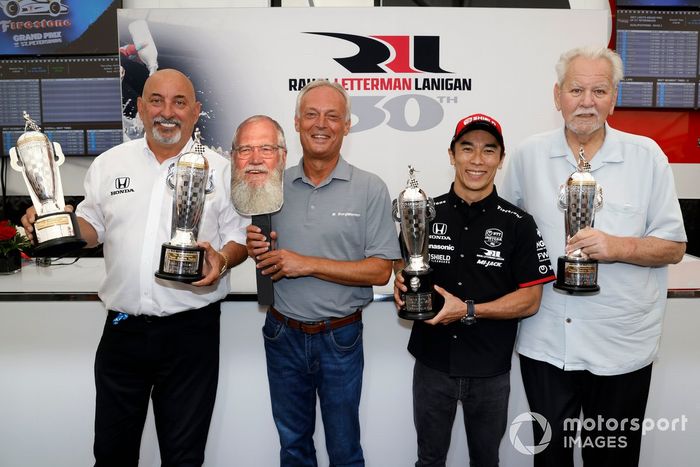 El ganador de la Indy 500 de 2020, Takuma Sato, recibe el trofeo Baby Borg-Warner de manos de Fred Lissade, presidente y director general de BorgWarner. Los propietarios del equipo Bobby Rahal y Mike Lanigan también recibieron trofeos Baby Borg-Warner.  El propietario del equipo, David Letterman, también fue homenajeado con un facsímil de su cara y un trofeo Baby Borg-Warner.