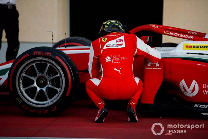 El campeón de F2 Mick Schumacher, Prema Racing celebra en Parc Ferme 