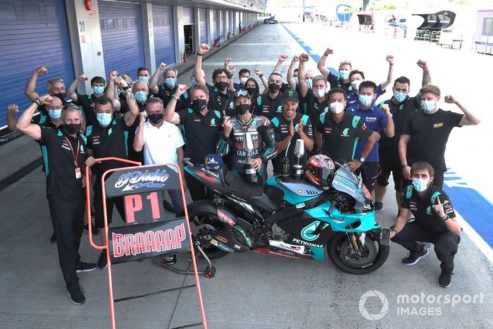 El ganador de la carrera Fabio Quartararo, Petronas Yamaha SRT celebra con el equipo