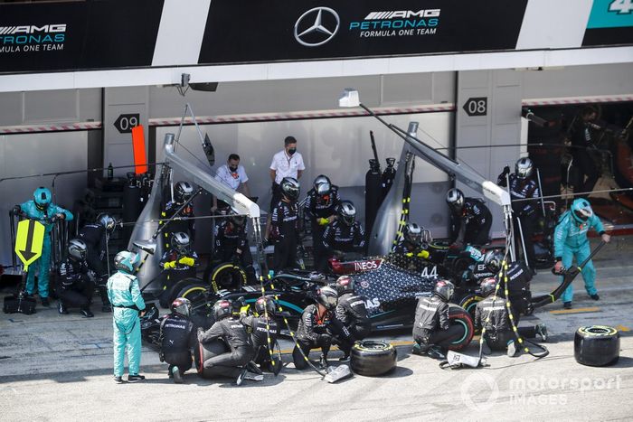 Lewis Hamilton, Mercedes F1 W11  pit stop