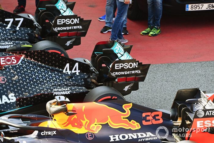 Los monoplazas de Lewis Hamilton, Mercedes F1 W11 EQ Performance, Valtteri Bottas, Mercedes F1 W11 EQ Performance y Max Verstappen, Red Bull Racing RB16 en parc ferme