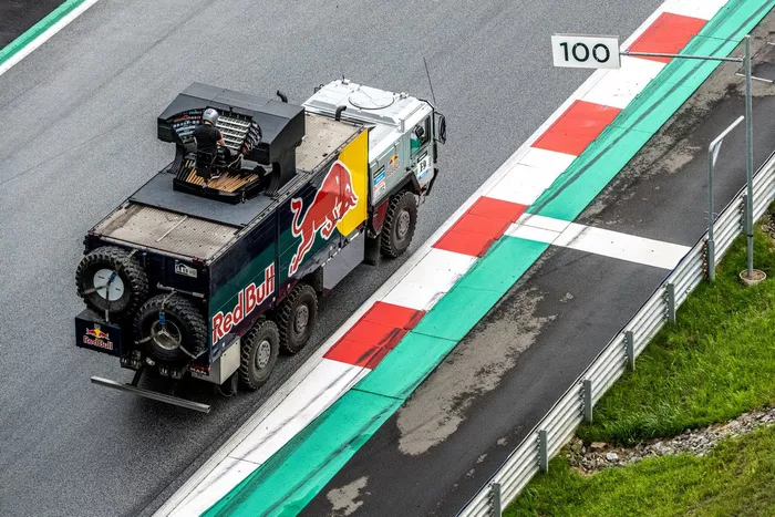 Cameron Carpenter toca en directo en un camión del Dakar pilotado por  Matthias Walkner