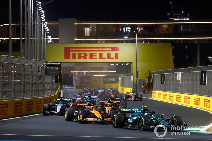 Fernando Alonso, Aston Martin AMR24, Oscar Piastri, McLaren MCL38, Lando Norris, McLaren MCL38, George Russell, Mercedes F1 W15, el resto de la parrilla en la primera vuelta.