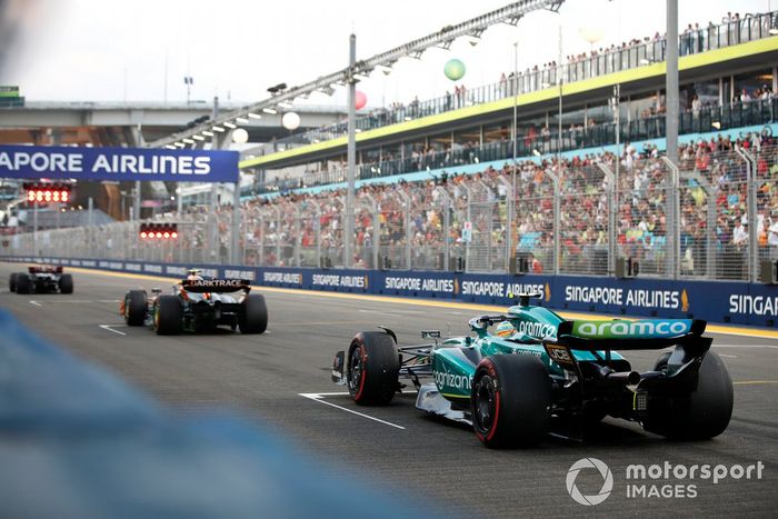 Lando Norris, McLaren MCL60, Fernando Alonso, Aston Martin AMR23, practican sus procedimientos de salida de carrera al final de la FP3.