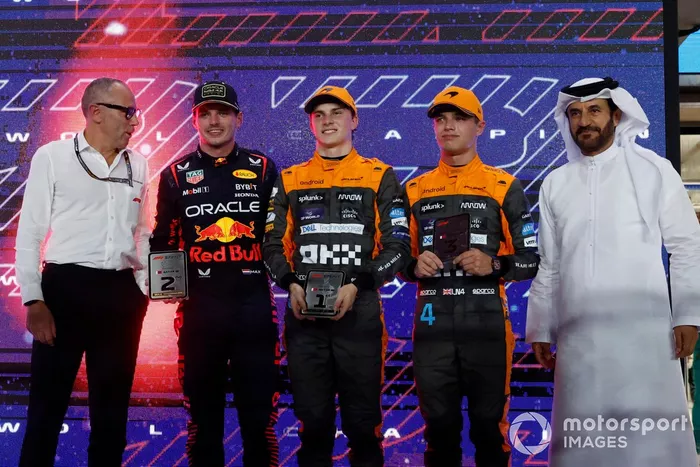Stefano Domenicali, CEO, Fórmula 1, Max Verstappen, Red Bull Racing, 2ª posición y campeón del mundo de pilotos 2023, Oscar Piastri, McLaren, 1ª posición, Lando Norris, McLaren, 3ª posición, Mohammed bin Sulayem, presidente, FIA, tras la carrera Sprint.