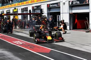 Max Verstappen, Red Bull Racing RB15, in de pits