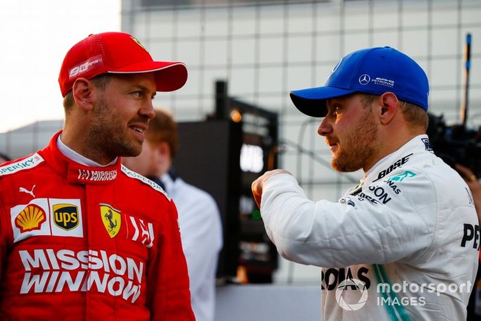 Sebastian Vettel, Ferrari, parla con il poleman Valtteri Bottas, Mercedes AMG F1, dopo le Qualifiche