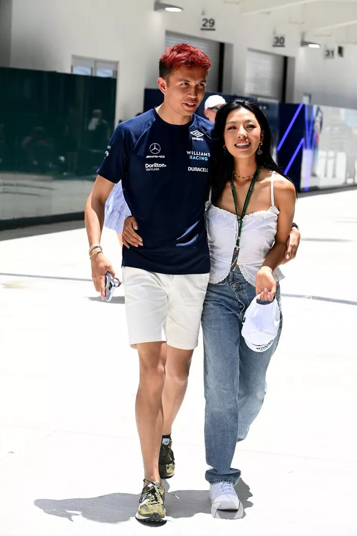 Alex Albon, de Williams Racing, con su novia Lily Muni He