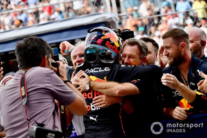 Max Verstappen, Red Bull Racing, 1ª posición, celebra con Christian Horner, director del equipo, Red Bull Racing, su equipo en el Parc Ferme