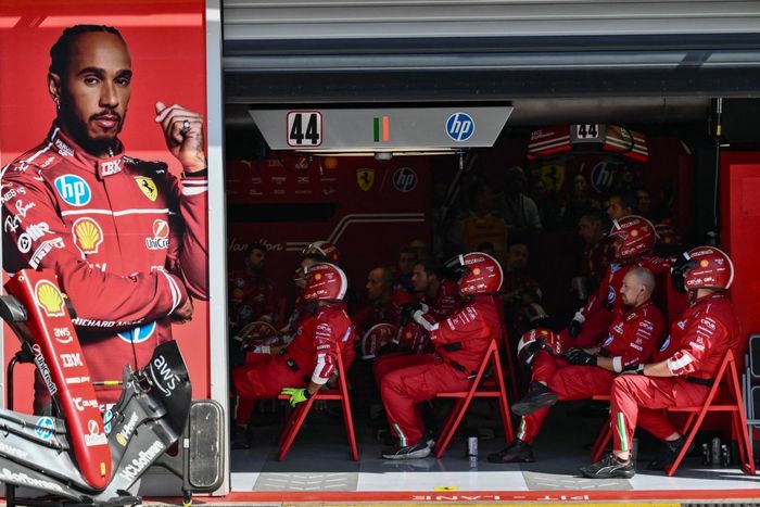 Los mecánicos del equipo Ferrari siguen la carrera en el box durante el Gran Premio de Italia de Fórmula Uno en el circuito Autodromo Nazionale Monza, en Monza, norte de Italia, el 7 de septiembre de 2025. (Foto de Marco BERTORELLO / POOL / AFP) (Foto de